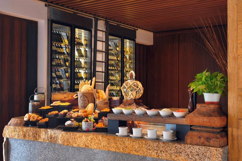 Oasia Resort Sentosa By Far East Hospitality Singapura Exterior foto A buffet at a hotel