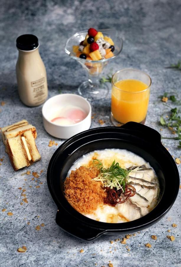Oasia Resort Sentosa By Far East Hospitality Singapura Exterior foto A bowl of congee with preserved meat and egg