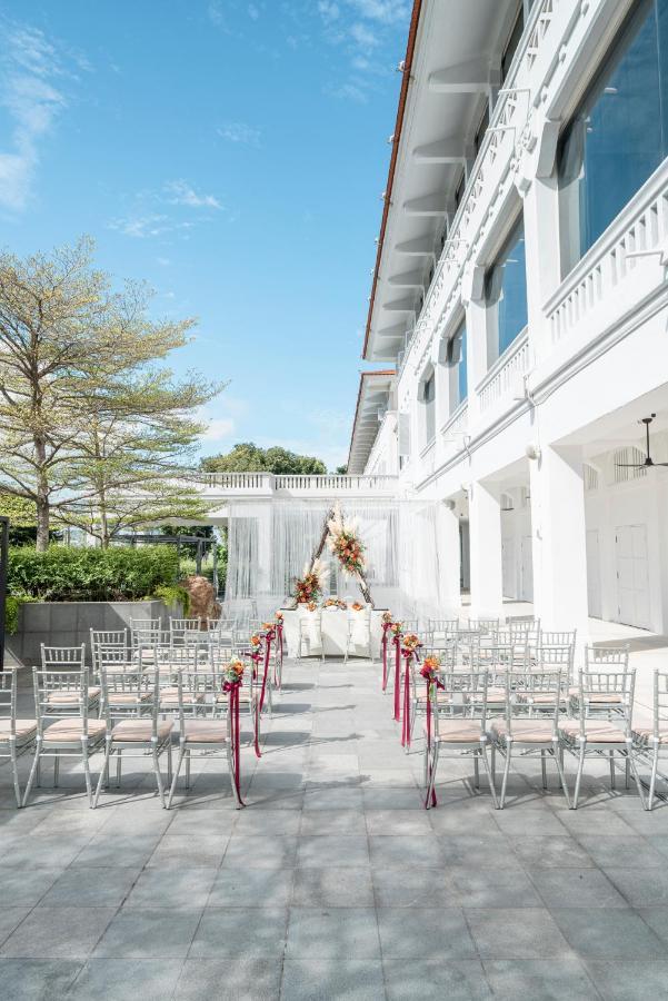 Oasia Resort Sentosa By Far East Hospitality Singapura Exterior foto The lawn at the Fullerton Hotel