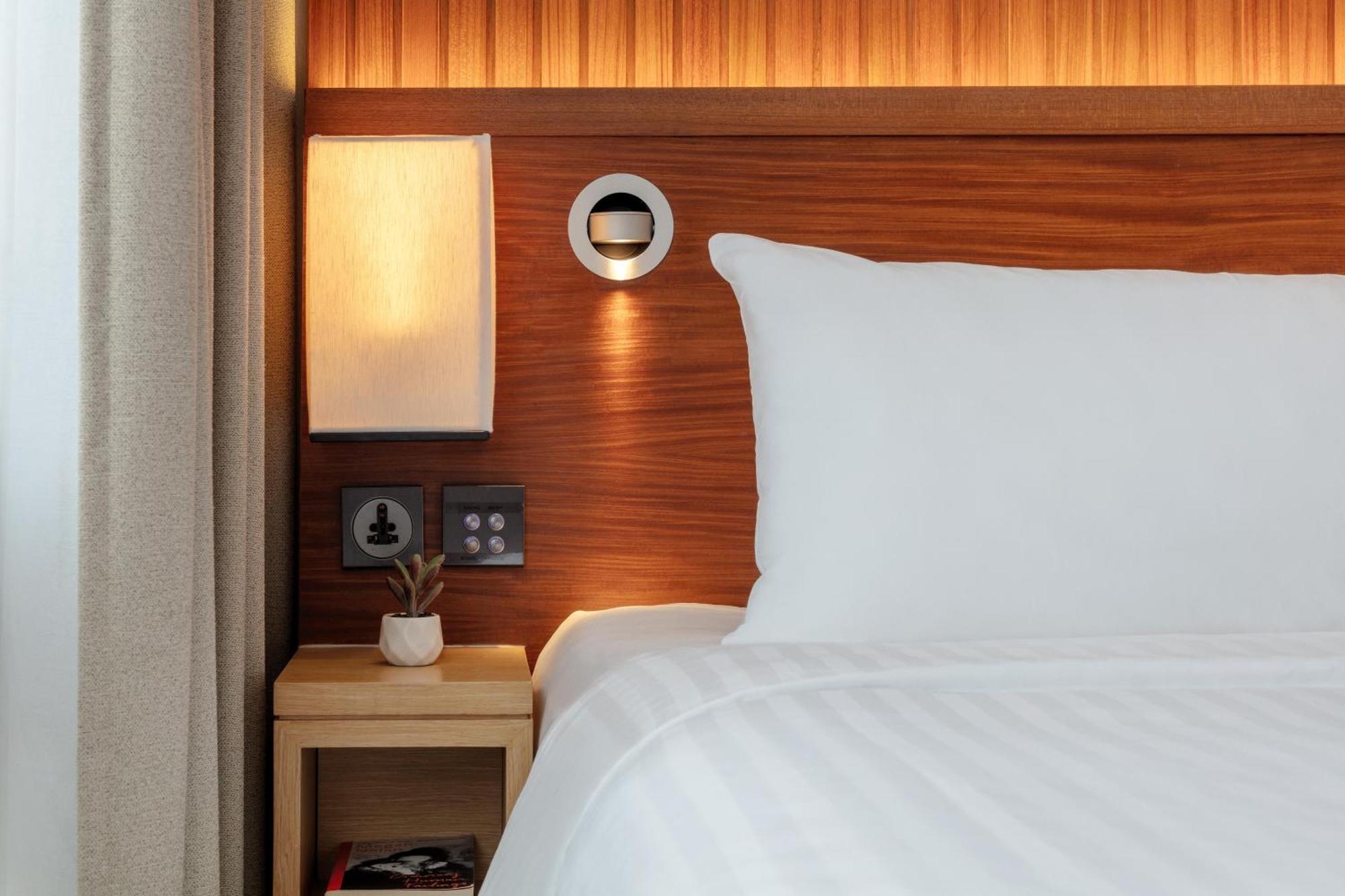 Oasia Resort Sentosa By Far East Hospitality Singapura Exterior foto A bedside table